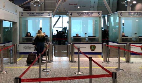 Shtohen masat e kontrollit shendetesor ne Rinas: Kontroll te gjithe pasagjereve